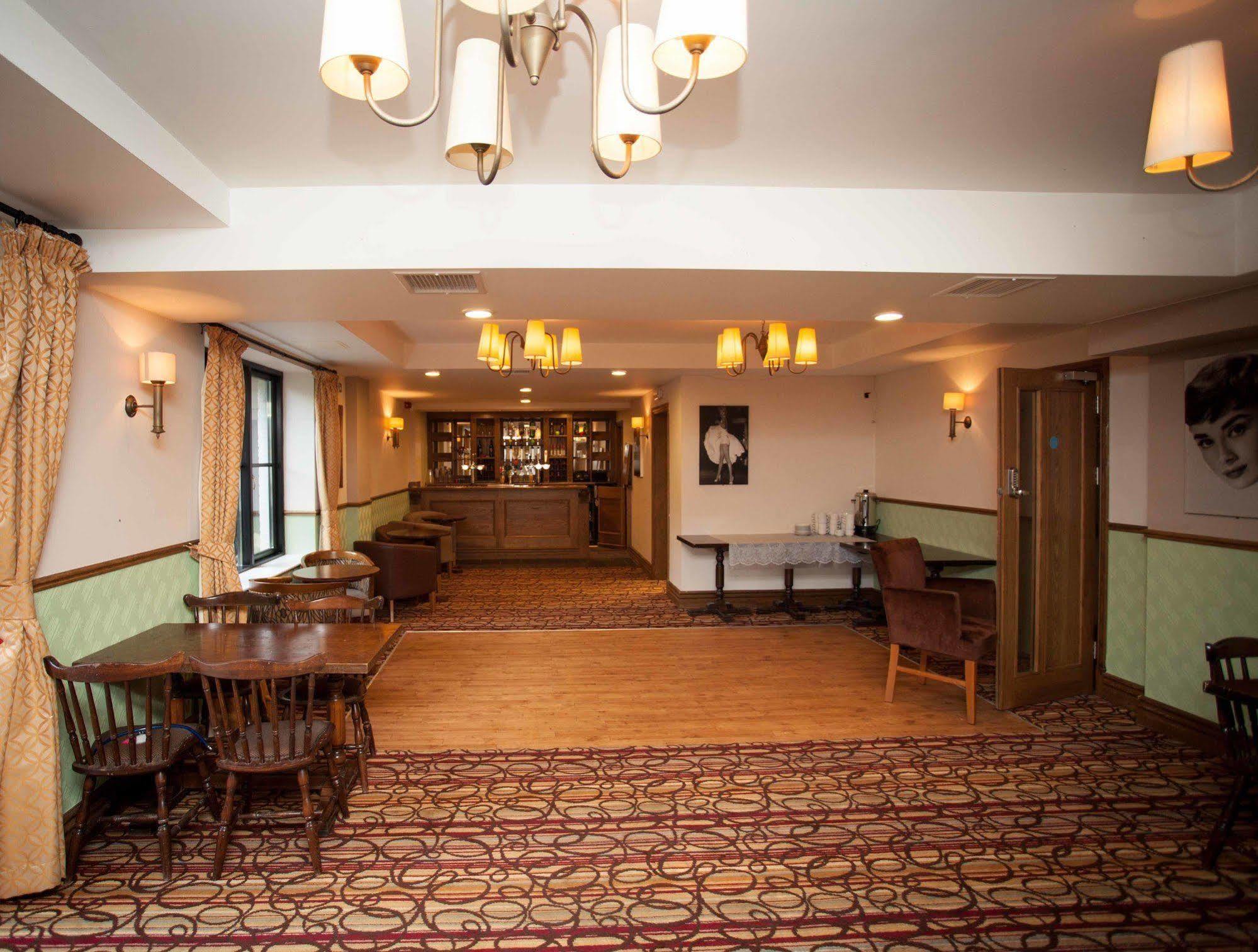 The Lamb & Flag Hotel Glyn Neath Exterior photo